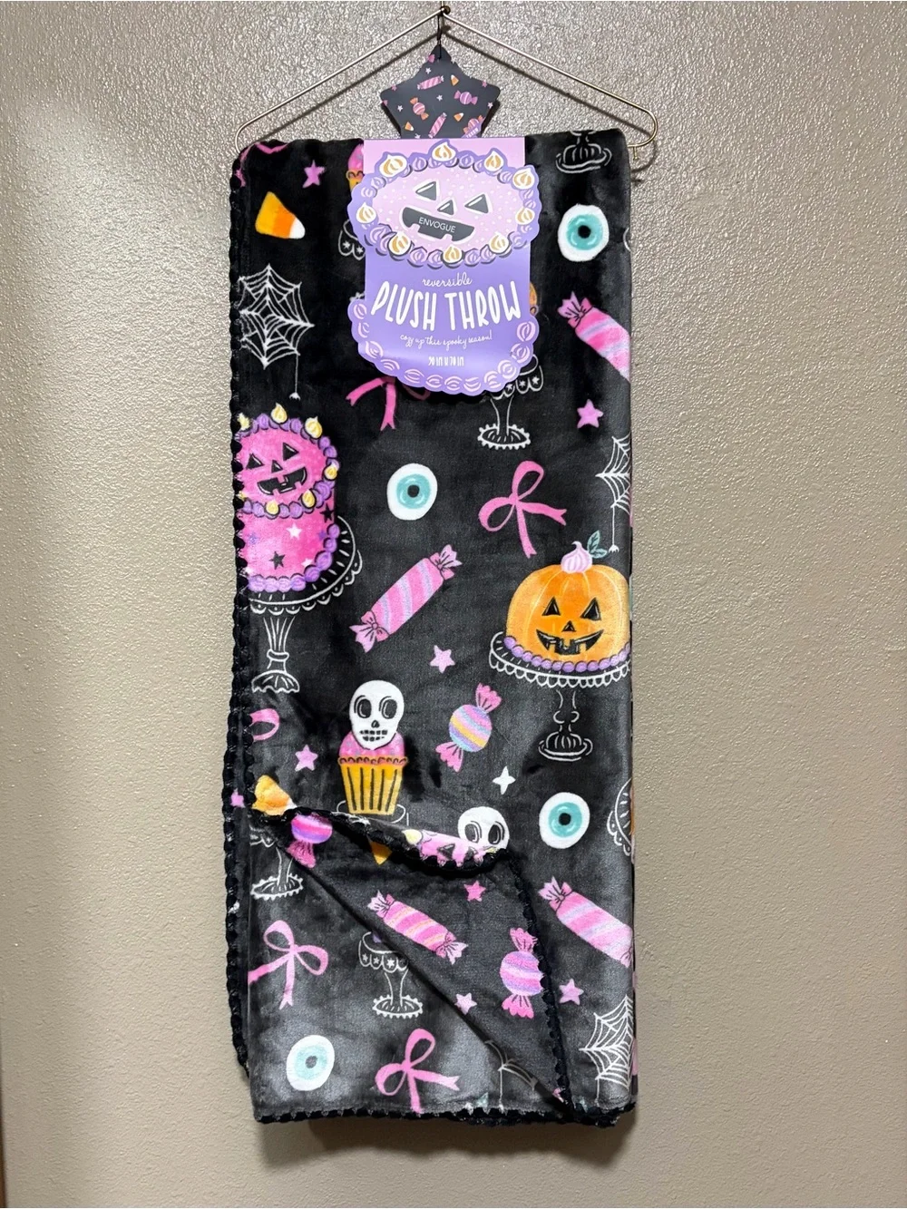 NEW Oversized Halloween Plush Skull Throw Blanket Black and Pink Cozy Fall